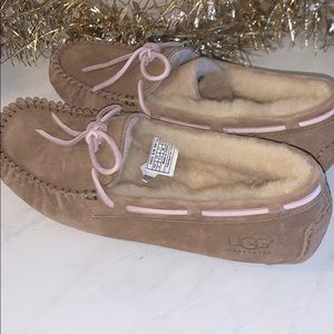 UGG DAKOTA SIZE 9 color TAB